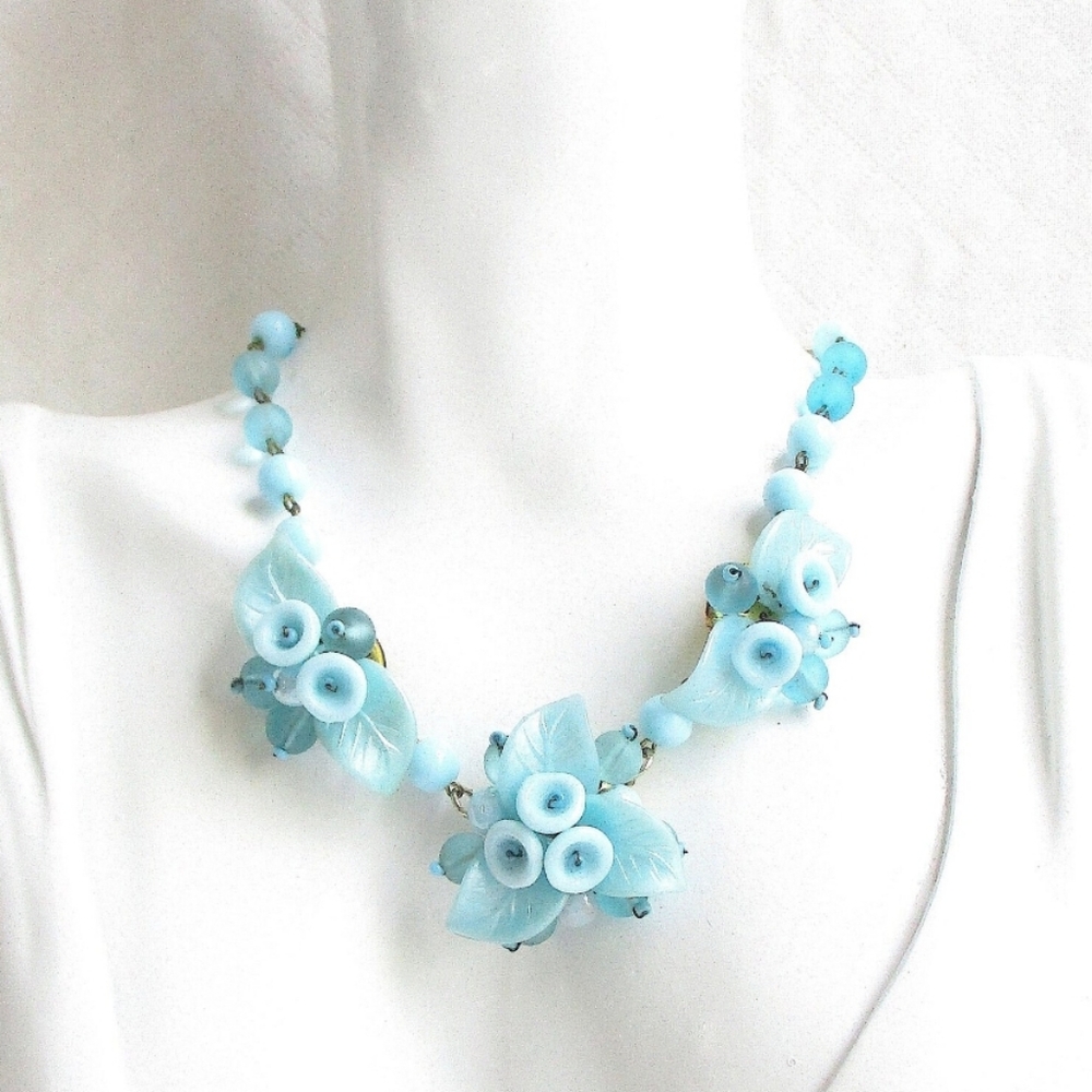 🌼 Vintage floral blue glass + plastic beaded necklace